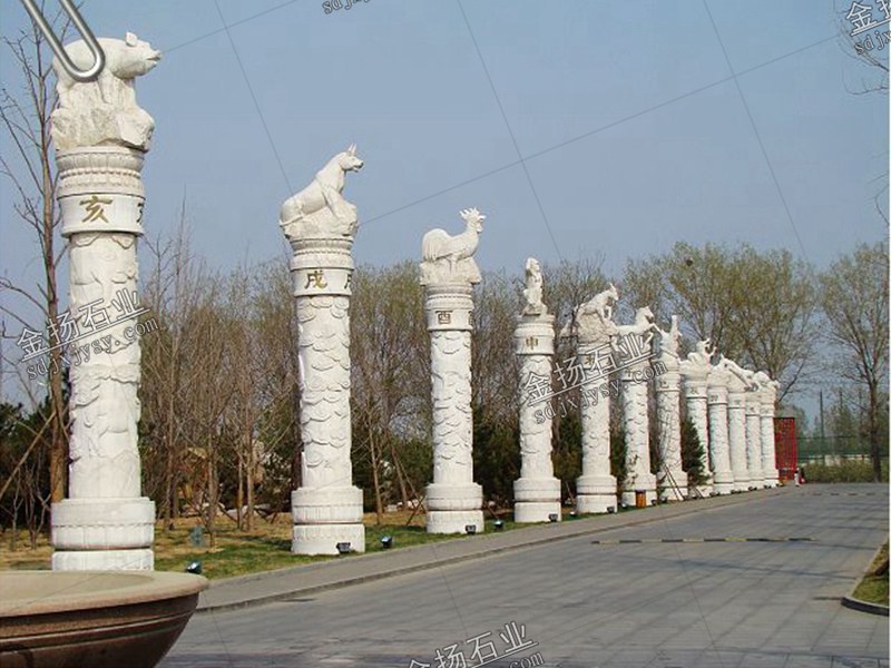 广场十二生肖柱雕塑