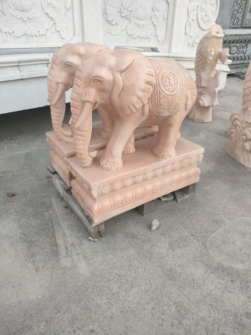 晚霞红大象雕塑