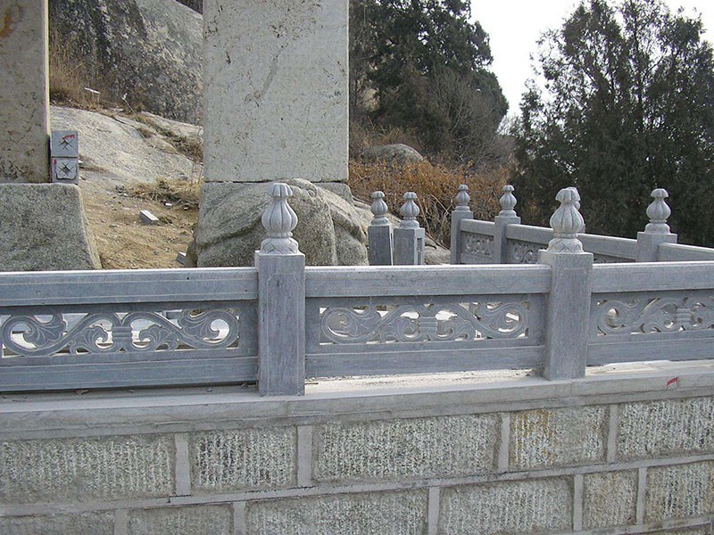 山间青石护栏雕塑